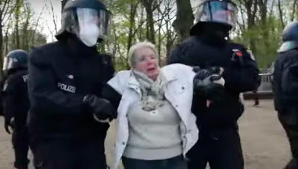 Alte Dame wird von Polizei festgenommen