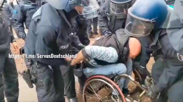 Polizei verhaftet Rollstuhlfaher