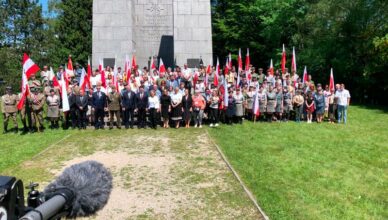 Gruppen Bild beim Polnischen Denkmal im Lager Mauthausen